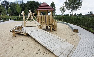Über eine Rampe ist dieses Holzspielgerät im Kleinkinder-Bereich auch für Rollstuhlfahrer zugänglich. - Roland Thöring