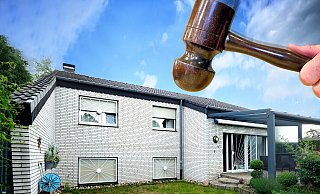 Am Paderborner Amtsgericht werden demnächst mehrere Immobilien zwangsversteigert. - Symbolfoto/Montage: Andreas Frücht
