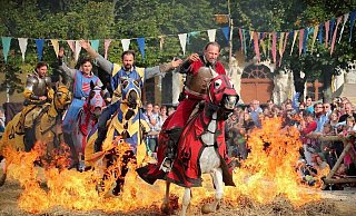 Die Ritter von „Mandshur Tengri“ bieten beim Anno-Mittelaltermarkt in Höxter eine heiße Show. - Huxarium-Gartenpark