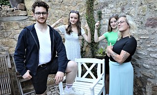 In der Pose der Schauspieler: Konstantin Bien (v. l.), Emily Jochheim, Janica Eichert und Melanie Eichert – diese Warburger Akteure stehen auf der und auch auf die Freilichtbühne in Bökendorf. - Simone Flörke