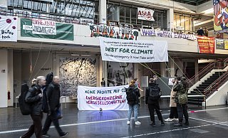 Vorm Besetzen kommt für die Studenten der Organisation "End Fossil: Occupy!" das Basteln der Banner. - Joerg Dieckmann