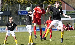 Gleich zappelt der Ball im Netz: Theesens Emin Neskic (rotes Trikot) köpft in dieser Szene die 1:0-Führung für den VfL im Landesligaspiel gegen den SC Münster 08. - Peter Unger