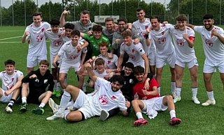 Die Theesener U19 freut sich über ein weiteres Jahr in der Westfalenliga. - vfl