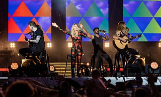 Kein Neuling in OWL: Helene Fischer ist beim Jubiläumsfest des Küchenherstellers Nobilia in Gütersloh als Überraschungsgast aufgetreten. - ImageKollektiv GmbH