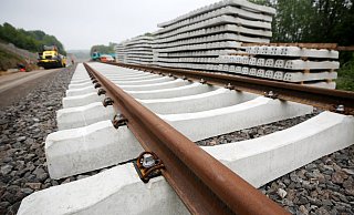 Neue Schienen werden auf einer Bahntrasse zwischen Wuppertal und Mettmann verlegt. - Roland Weihrauch