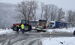 Der Bus blockierte die Fahrbahn: In Höxter Kurz vor dem Ortseingang an der Einmündung der Pionierstraße hat sich der Gelenkbus quer gestellt. - Polizei Kreis Höxter
