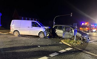 Bei einer Kollision im Kreis Gütersloh wurden am Montagabend drei Menschen verletzt. - Thorsten Heß