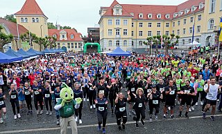 Das Aufwärmtraining für den AOK-Firmenlauf auf dem Rathausplatz bot eine beeindruckende Kulisse. - Frank-Michael Kiel-Steinkamp
