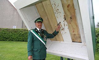 Oberst Jürgen Dahl zeigt das etwa zehn Zentimeter große Überbleibsel des Vogelschießens vom vergangenen Samstag. Wer König von Helmern werden will, muss diesen Rest noch aus dem Kugelfang holen. - Johannes Büttner