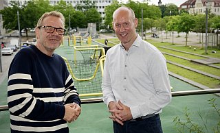Simon Böer (r.), Vorstandsvorsitzender des Stadtsportbunds, im Gespräch mit NW-Redakteur Stefan Brams auf dem Balkon des Grünen Würfels über dem Kesselbrink. - Peter Unger