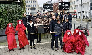 Extinction Rebellion beklagt den überflüssigen Tod von Bäumen - bei einem Trauerzug durch die Innenstadt. - Peter Unger