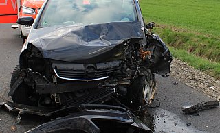 Der Opel kam von der Fahrbahn ab und prallte gegen zwei Bäume. - Polizei Minden-Lübbecke