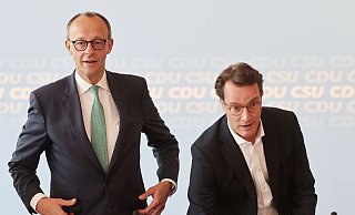 Friedrich Merz (l.) steht nach einer Aussage mal wieder öffentlich unter Druck; Hendrik Wüst hält sich aber vorerst bedeckt. - dpa