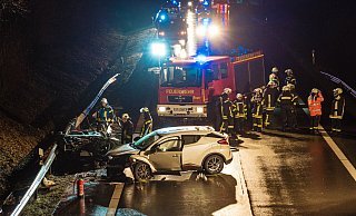 Am Mittwochabend wird eine Frau aus Nieheim bei einer Kollision mit auf der Ostwestfalenstraße schwer verletzt. - Freitag TV/Stock