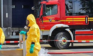 Mit speziellen Schutzanzügen gingen die Einsatzkräfte vor. - Feuerwehr Löhne