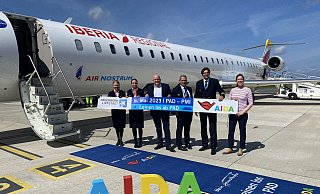 Kabinencrew sowie Piloten der Air Nostrum, Flughafen-Geschäftsführer Roland Hüser (3. v. l.) und Jenny Plöger, Marketing Flughafen Paderborn/Lippstadt (r.). - Flughafen Paderborn-Lippstadt