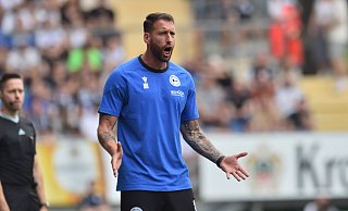 Arminia Bielefelds Trainer Mitch Kniat und seine Mannschaft streben gegen Saarbrücken den zweiten Heimsieg der Saison an. - IMAGO/osnapix