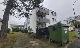 In diesem Haus an der Lübbecker Straße in Kirchlengern soll der 30-Jährige Ende 2021 randaliert haben. Danach soll er drei Polizisten angegriffen haben. - (Archivbild): Florian Weyand