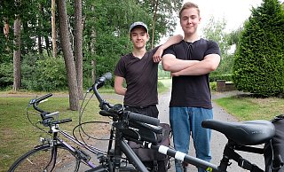 Vor den Gütersloher Freunden Thor Griemsmann und Anatolii Mikhalov liegen mehr als 600 Kilometer. Vor allem Mikhalovs Fahrrad hat schon einige Jahre auf dem Buckel: "Das kann danach ins Museum." - Andreas Frücht