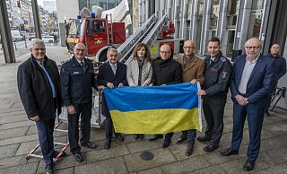 Übergabe in Düsseldorf. Als Innenminister Herbert Reul (3. v.l.) ein Feuerwehrfahrzeug mit Drehleiter an die Ukrainehilfe Delbrück übergeben hat, waren auch Delbrücks Bürgermeister Werner Peitz (l.) und der Landtagsabgeordnete Bernhard Hoppe-Biermeyer (r.) waren dabei. - IMNRW / Jochen Tack