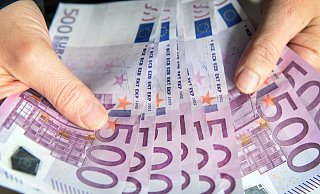 150 gestapelte 500-Euro-Scheine fanden die Drogenermittler bei der Durchsuchung im Kinderzimmer der elterlichen Wohnung. - Verwendung weltweit, usage worldwide