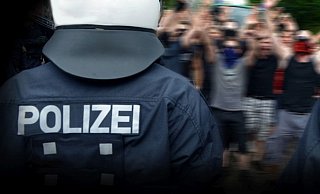 Die Polizei in ganz Europa will Ausschreitungen während des EM-Turniers verhindern. Rund um die deutsche Nationalmannschaft ist auch ein Bielefelder Beamter damit betraut. - Symbolfoto: picture alliance / dpa