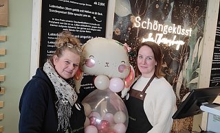 Heike Schultz (l.) verabschiedet sich vom Warenverkauf im "Schöngeküsst" in der Nicolaistraße in Höxter und setzt dort gemeinsam mit ihrem Team einen lang gehegten Traum um. - Archivfoto: Svenja Ludwig