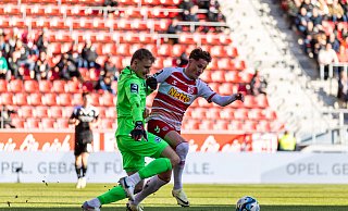 Der Aussetzer von Jonas Kersken führte zum 2:0 für Jahn Regensburg. - IMAGO/Sascha Janne