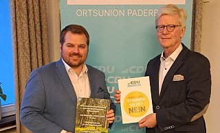 Während der Informationsveranstaltung der CDU-Ortsunion Paderborn haben Kreistagsmitglied Ludger Konersmann (r.) und Ortsunionsvorsitzender André Springer zum Thema Bürgerentscheid Nationlapark Egge gesprochen. - CDU