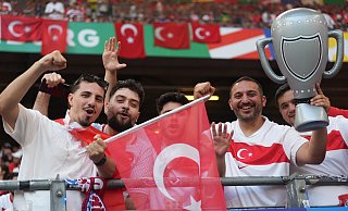 Nicht nur im Hamburger EM-Stadion, sondern auch auf Paderborns Straßen feierten Anhänger der türkischen Nationalmannschaft den Sieg über Tschechien und den Achtelfinaleinzug. - Marcus Brandt