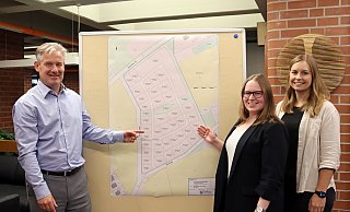 Bürgermeister Michael Berens, Andrea Niermeier und Carolin Rüther vom Bauamt der Gemeinde (v.l.) präsentieren den Teilungsentwurf für das Neubaugebiet Portemeiers Kreuz. - Gemeinde Hövelhof