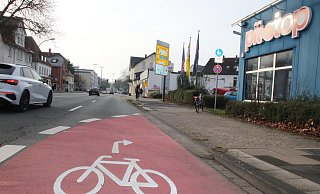 Mindestens ein Jahr lang soll der Popup-Radweg entlang der Mindener Straße führen. Für die einen ist der Verkehrsversuch ein Segen, für die anderen unnötig. - SUSANNE BLERSCH
