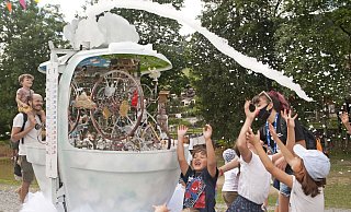 Diese Schneekugel gibt es beim Bielefelder Familienfest im Ravensberger Park, dem Wackelpeter. - Michel Bries Mandragore