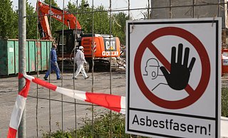 Bei den Arbeiten mit Asbest ist äußerste Vorsicht angebracht. - Bernd Wüstneck/dpa/Archivbild