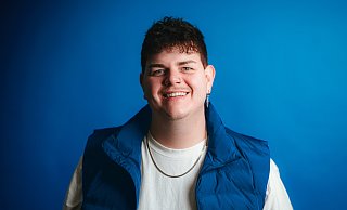 Isaak Guderian ist einer von acht Künstlern, die Deutschland beim Eurovision Songcontest vertreten wollen. Der gebürtige Costedter freut sich auf den Vorentscheid. - NDR/Valentin Ammon