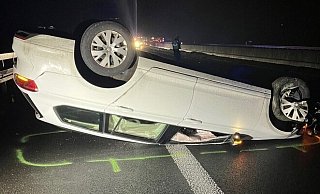 Bei einem Unfall auf der A30 bei Kirchlengern hat sich ein Auto überschlagen. - Polizei Bielefeld