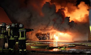 Bei dem Großfeuer im September 2015 in Warburg-Bonenburg waren 110 Feuerwehrleute im Einsatz. - Dieter Scholz
