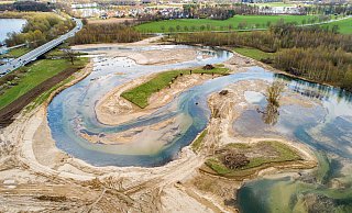 Der ehemals stark begradigte Verlauf der Lippe ist jetzt ein geschwungenes Fließgewässer. Neue Schleifen verlängern den Flusslauf. Die Ufer wurden von ihrer Befestigung aus groben Steinen befreit. - Bezirksregierung Detmold