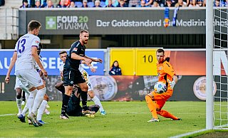 SCP-Verteidiger Jannis Heuer (M.) hat die Hereingabe von Max Kruse entscheidend abgelenkt. Der Ball landet zum 1:0 im langen Eck. VfL-Torhüter Lennart Grill ist machtlos. - Besim Mazhiqi
