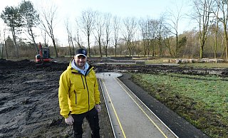 Noch wühlen sich die Bagger durch den Matsch: Doch schon in wenigen Wochen will Lutz Heinemann hier an den Fischteichen neben den bestehenden Minigolf-Bahnen zusätzlich eine neue Adventure-Golf-Anlage eröffnen. - Lena Henning