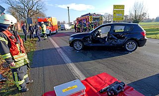 Beim Zusammenstoß eines Transporters mit einem BMW auf der Lippstädter Straße wurde am Donnerstagmittag eine Frau im BMW eingeschlossen und musste von der Feuerwehr gerettet werden. - Ralph Meyer