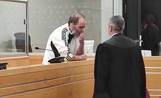 Im September war Robert E. aus Warburg, hier im Gespräch mit seinem Verteidiger, am Landgericht Hannover zu einer lebenslangen Freiheitsstrafe verurteilt worden. Einen Monat später sind nun die sterblichen Überreste seines Opfers gefunden und identifiziert worden. - (Archivbild) Svenja Ludwig
