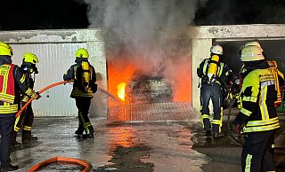 Die Löschtrupps mussten Atemschutz tragen. - Feuerwehr Enger
