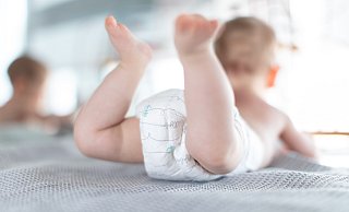 Windeln gehören für die meisten Säuglinge und Kleinkinder zur Standard-Ausstattung. Die Einwegvariante aber sorgt für viel Abfall, die Stoff-Alternative für hohe Kosten. - (c) Copyright 2019, dpa (www.dpa.de). Alle Rechte vorbehalten