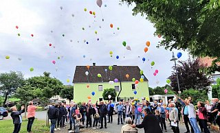 Kleinenbredens Bürger lassen zum 99. Geburtstag von „Oma Resi“ 99 bunte Luftballons steigen. Eine gelungene Überraschung für die älteste Bewohnerin der Marienmünsteraner Ortschaft. - Madita Schellenberg