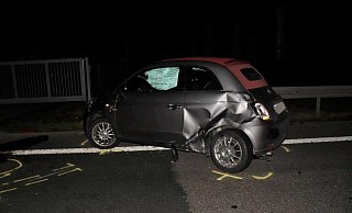 Der Fiat ist nach Zusammenstoß mit dem Motorrad schwer beschädigt. - Polizei
