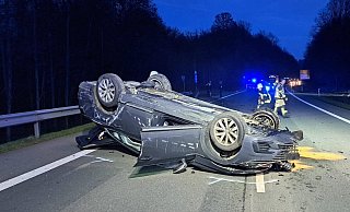 Das Auto landete auf dem Dach. - FFW