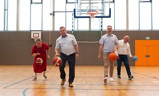 Schulleiterin Andrea Bartels (v. l.), Bürgermeister Tim Kähler, der Beigeordnete für Jugend und Sport, Patrick Puls und Oliver Galling (Vorsitzender des Sportausschusses) beim Dribbling. Fotos: Ralf Bittner - Ralf Bittner