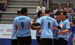 Die Volleyballmannschaft aus Uruguay bespricht sich vor dem Spiel gegen Jamaika. - Caritas Wohn- und Werkstätten