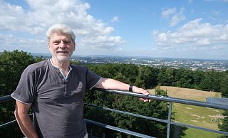 Thorsten Lüer hat zur Besichtigung eingeladen und liebt den Blick über das Umland. - Katharina Eisele